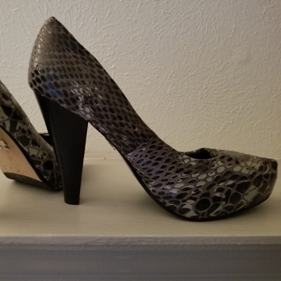 Ladies Shoes - Picture 2 of 4
